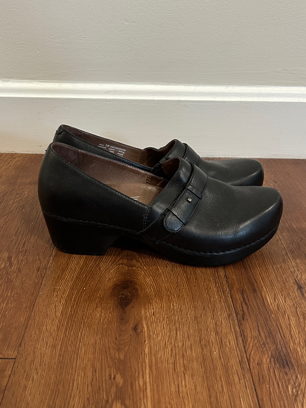 Like New Women’s Dansko Black Leather Slip-On Heel Clogs